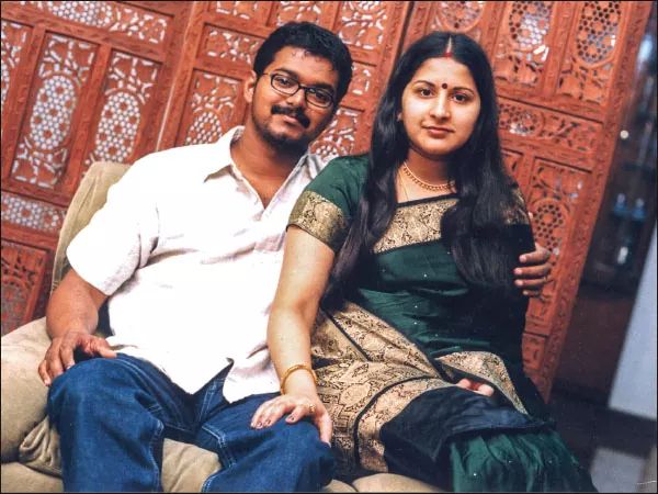kolar_kgf's tweet photo. Happy 20th Year Wedding Anniversary
To Beautifull Couples
#ThalapathyVijay Anna #Sageetha Anni
@actorvijay
@BussyAnand @ramk8060 @VFF_official @VijayFansTrends @ActorVijayTeam @BTP_Offl @VijayTeamOnline https://t.co/ipppvP8Ib5