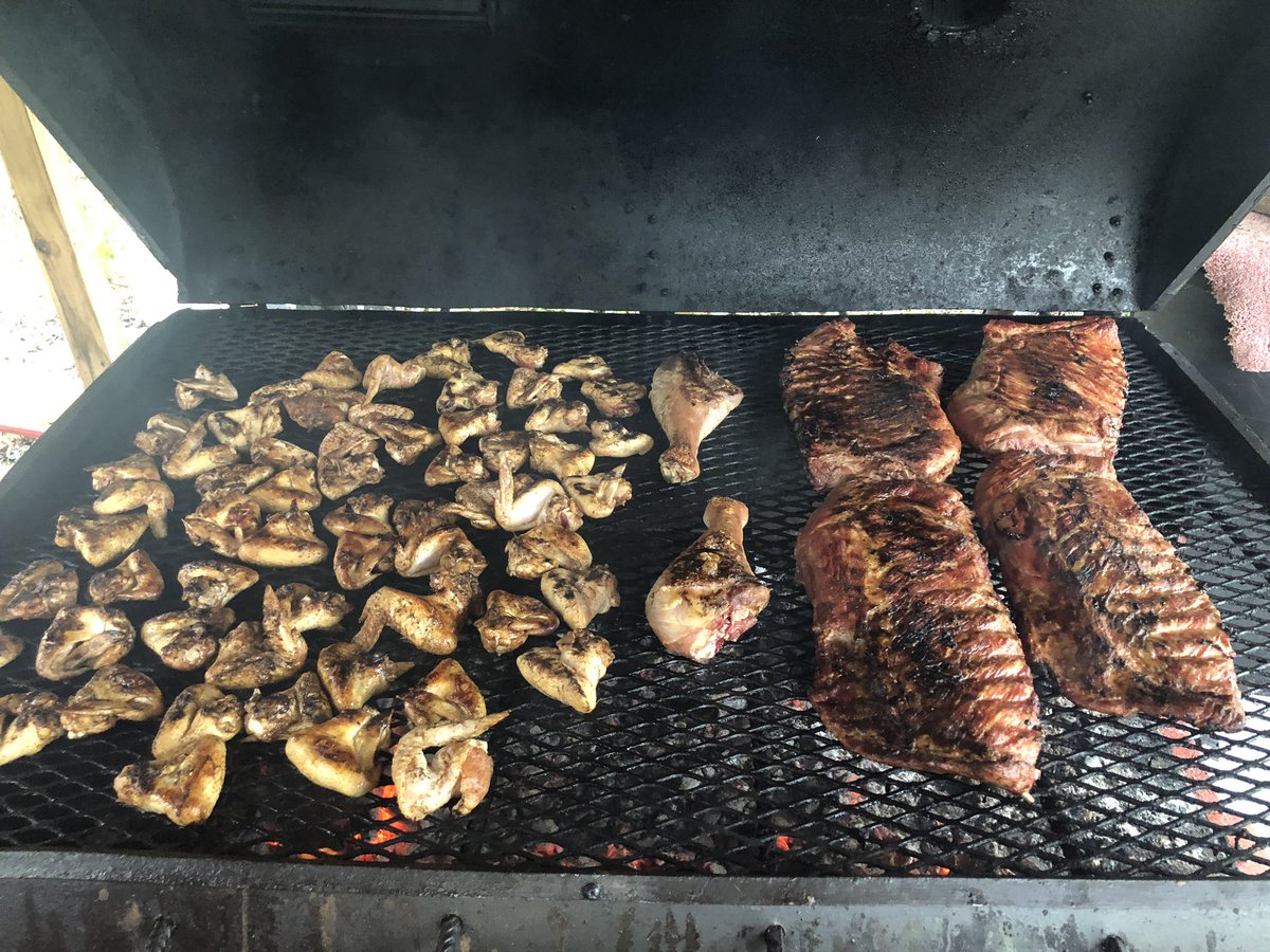 chushandheld's tweet photo. Chicken wings and pterodactyl legs (turkey legs) https://t.co/BKOngS5C6b