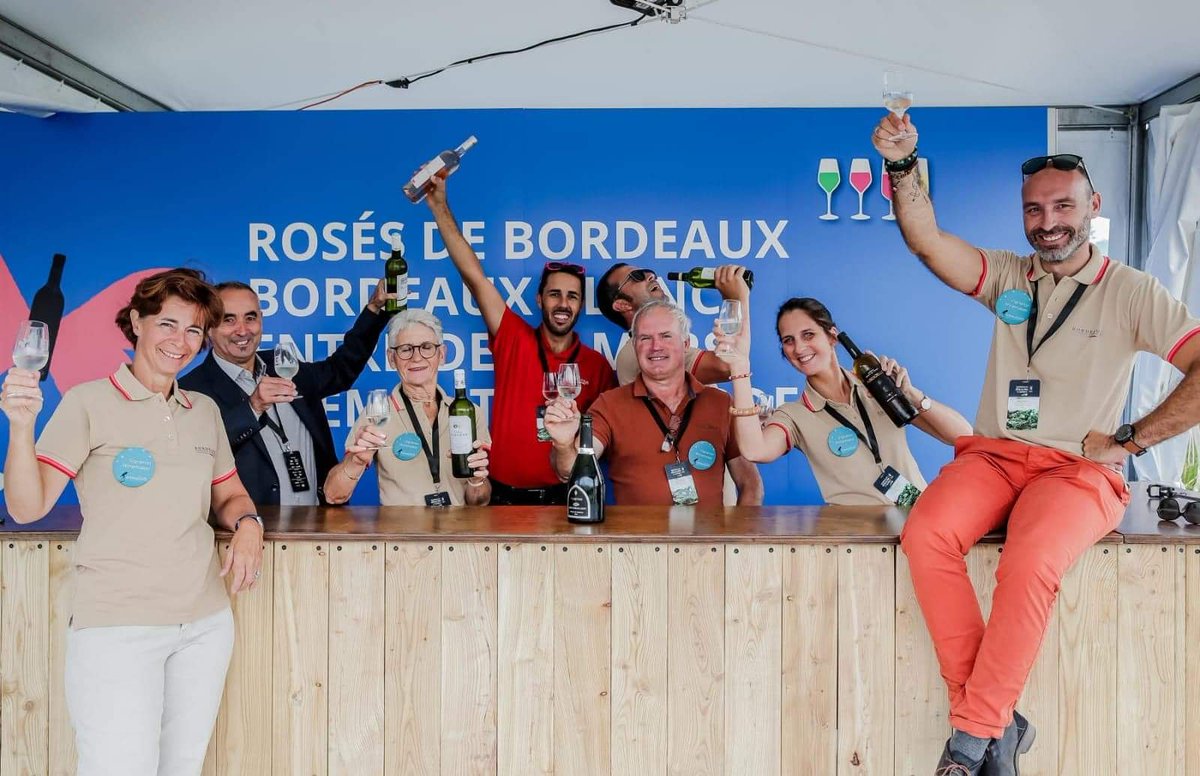 ReyneFlorian's tweet photo. #QuébecFêteleVin les vignerons de Bordeaux en pleine action. Objectif découverte des vins par les femmes et les hommes qui les façonnent. Des Québécois acceuillants et très connaisseurs.
#plaisirs #partage #planetebordeaux #bfvq #vinsdebordeaux https://t.co/2tQgG7Iok9