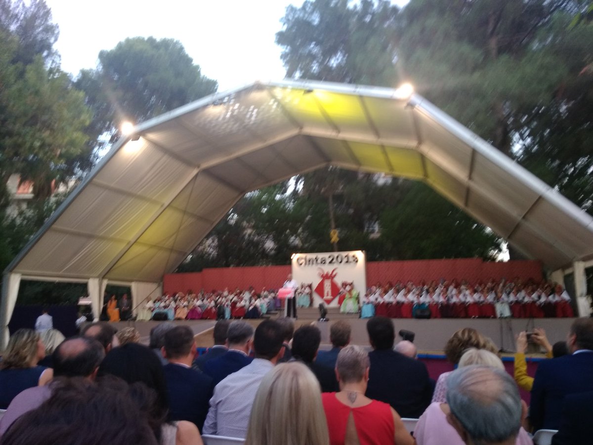 amicscastells's tweet photo. Enhorabona a Manolo Cardona, pregoner de la #Cinta19. Un home que s'estima Tortosa, enamorat dels seus barris històrics i de tot lo seu patrimoni. I va estar a la primera Junta d'@amicscastells. Enhorabona i moltes gràcies per la feina feta! @Tortosa https://t.co/jkKUB4RZyY