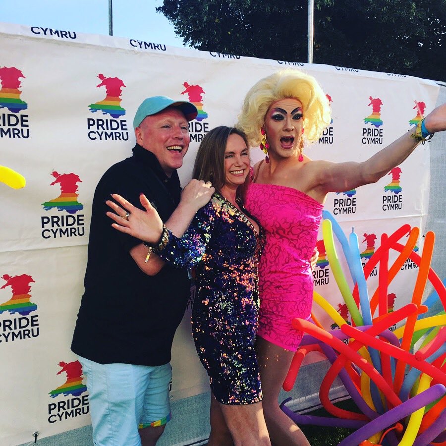 PrideCymru's tweet photo. How great is this throwback? We cannot wait to welcome back our first ever headliner @TinaCousins! #stillproud #throwback
Atgof hyfryd! Edrych ymlaen nawr at groesawu @tinacousins, ein seren gyntaf erioed #balchohyd #atgof https://t.co/TuHnCjTedd