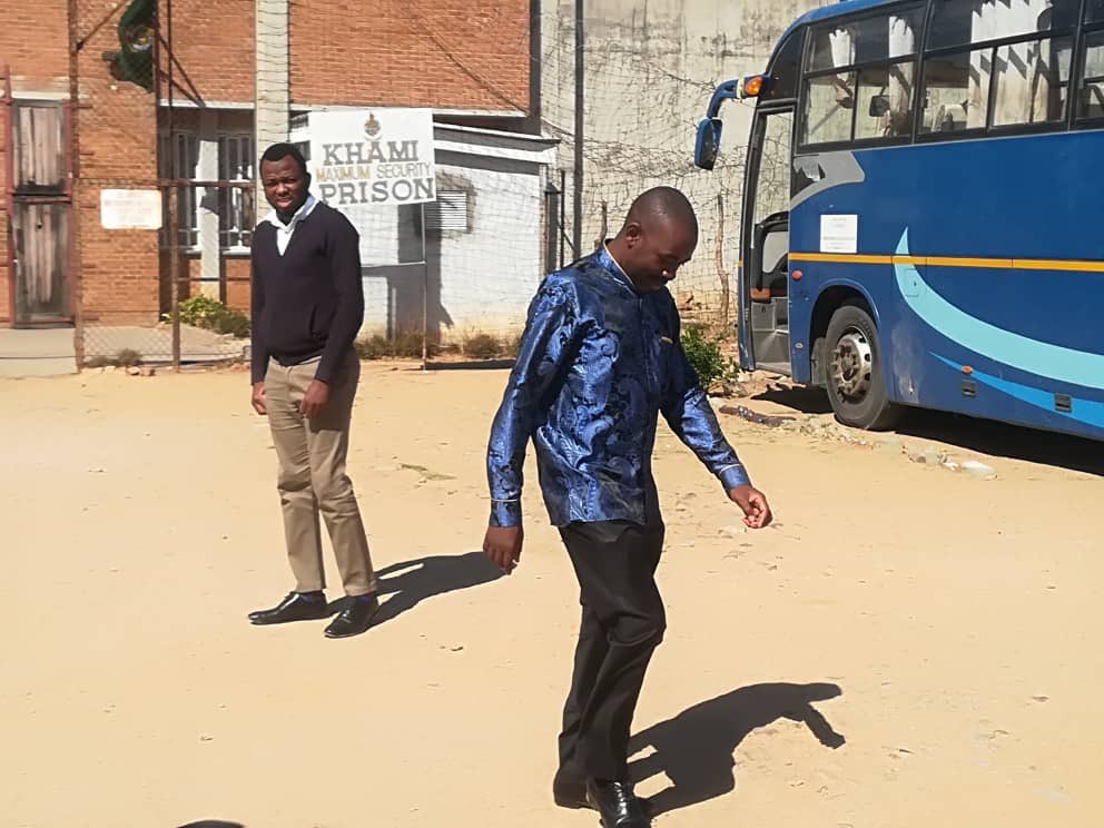 hwendec's tweet photo. Today various MDC leaders took time to visit our incarcerated Cdes in various Prisons. The President @nelsonchamisa was at Khami Prisons to visit Chief Ndiweni and other Mdc cadres arrested for political violence https://t.co/gax3EpwjPL