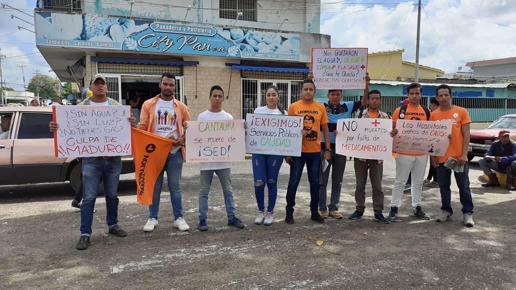 JvpFreites's tweet photo. #24A Hoy nos desplegamos en la Avenida Bolivar de Cantaura, en donde realizamos un pancartazo en rechazo a la precariedad de los servicios publicos.

#DespliegueNaranja
#ActivadosEnOperacionLibertad https://t.co/CRTSBYVeI2