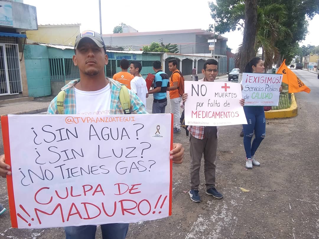 JvpFreites's tweet photo. #24A Hoy nos desplegamos en la Avenida Bolivar de Cantaura, en donde realizamos un pancartazo en rechazo a la precariedad de los servicios publicos.

#DespliegueNaranja
#ActivadosEnOperacionLibertad https://t.co/CRTSBYVeI2