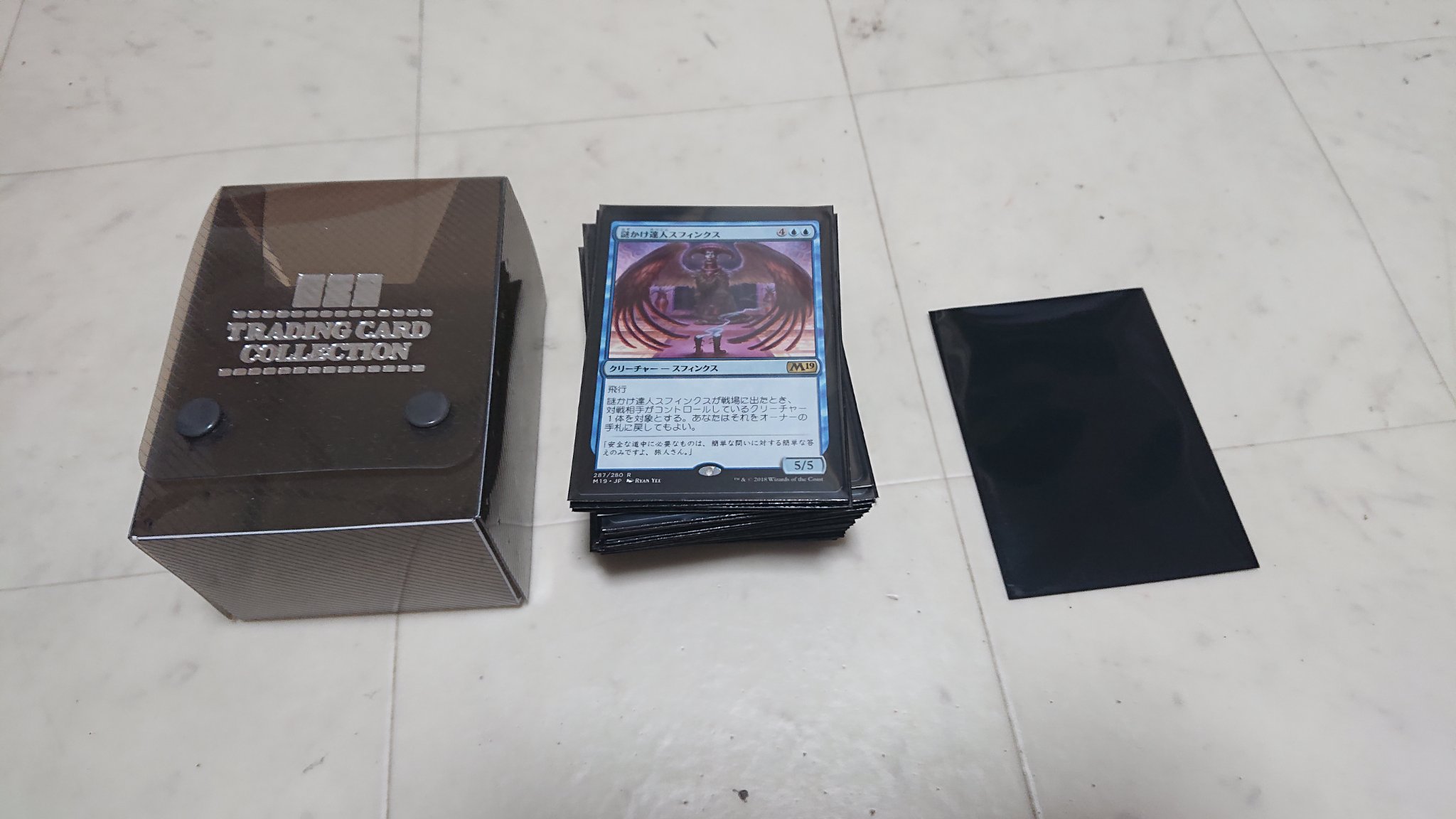 村長 とりあえずウェルカムデッキはスリーブに ポケモンカードと見た目も差別化したかったのですが まさか100均に裏が黒の スリーブあるとは デッキケース含めて100均様々です 他にも何か使えるのあるかもなー Mtg初心者 マジックザ