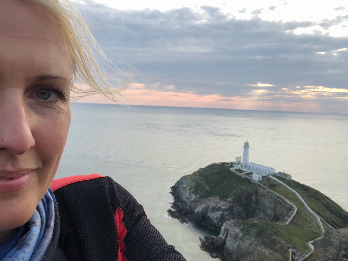 maja_kenney's tweet photo. Decided to wait until the evening for the roads to clear then had a blast to the South Stack lighthouse on Anglesey. Well worth it 🌅 https://t.co/IX6tM6OFG9