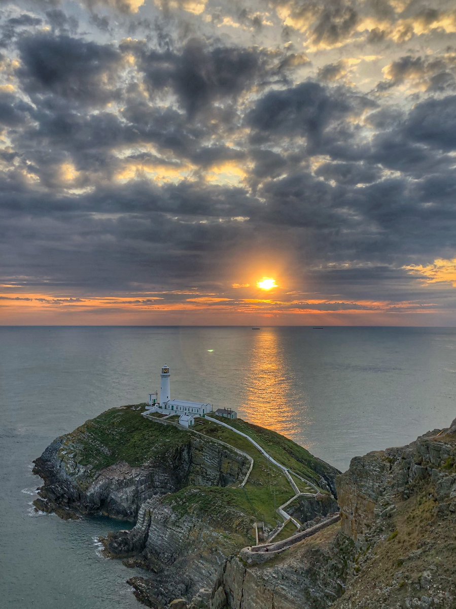 maja_kenney's tweet photo. Decided to wait until the evening for the roads to clear then had a blast to the South Stack lighthouse on Anglesey. Well worth it 🌅 https://t.co/IX6tM6OFG9