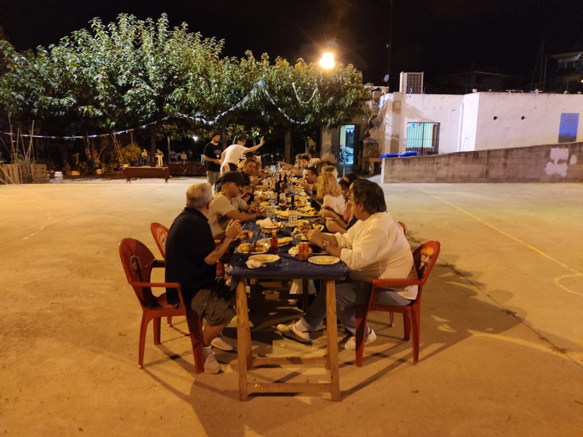 AjuntamentPLF's tweet photo. Sopant a Mas Carbó aprofitant la bona nit i les festes de la urbanització.
#ViuPLF #FestesMasCarbó #EstiuPLF https://t.co/NZ4PyDS4gY