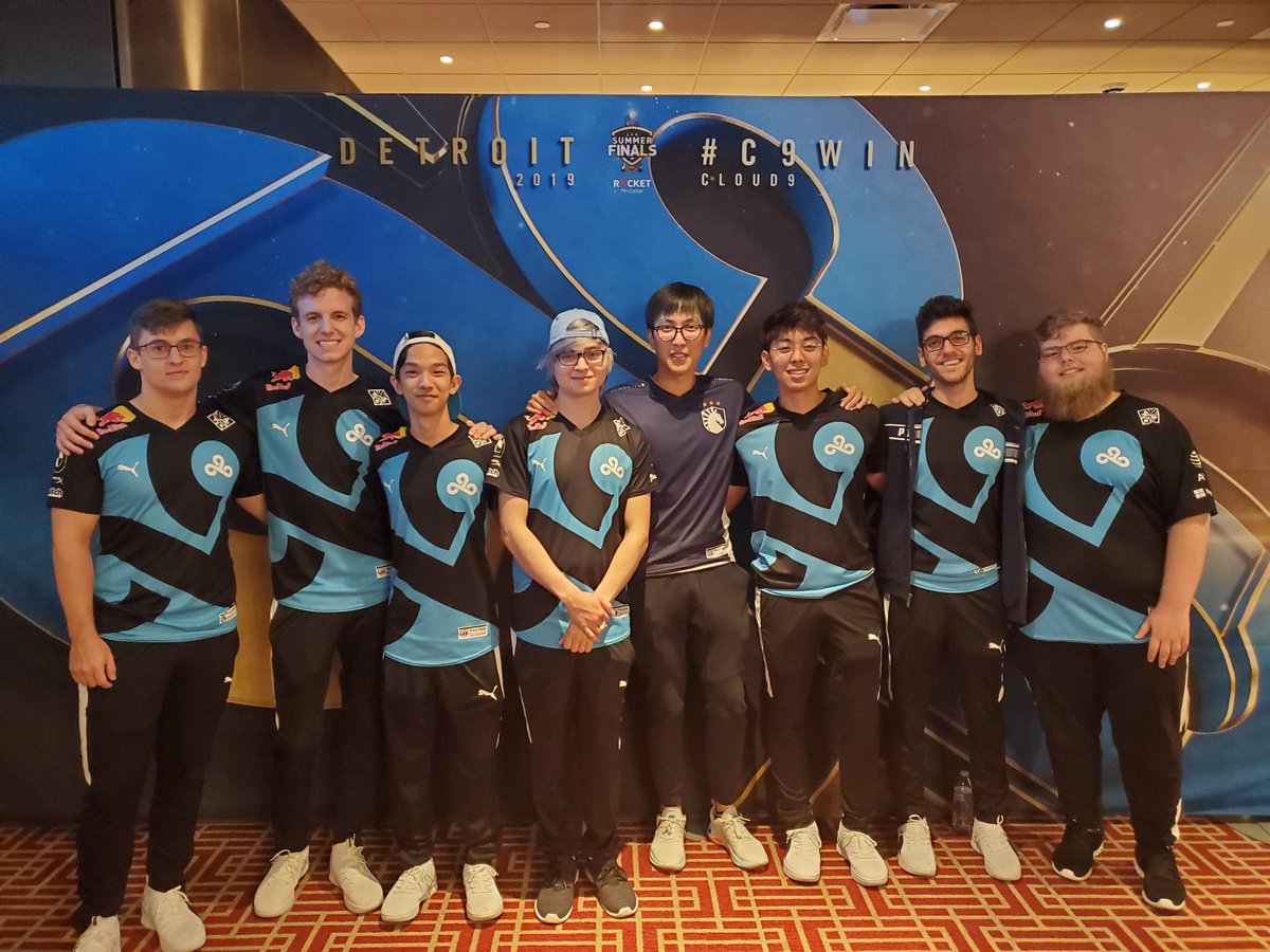 Doublelift1's tweet photo. got a pic with the runner ups https://t.co/8oANld3Ct4