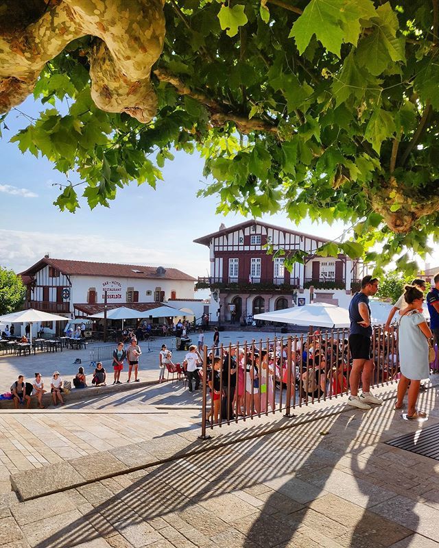 La place du village est un lieu symbolique de la culture basque. On s’y retrouve entre amis, on y fait des rencontres, on y boit un café ou une bonne bière, …
Merci pour ta photo @woestavontuur 
#bidart #paysbasque #paysbasque_net #cotebasque ift.tt/2MBWmgq