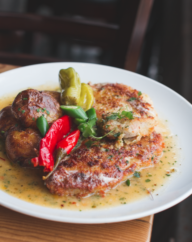 thefoxandturtle's tweet photo. Our breaded chicken Lombardi is a staple on our menu. Served with crispy yukon potatoes, calabrese peppers, pepperoncini &amp; jalapeño peppers and a roasted garlic oregano white-wine sauce - after one bite you'll understand why. https://t.co/WYAh5LLN1O