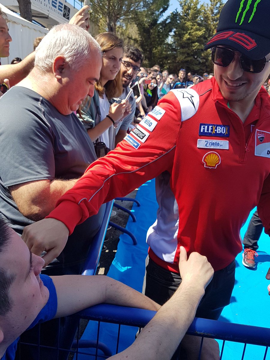 DavidSH47's tweet photo. Los q d verdad sabemos lo delicado,peligroso y doloroso q es tener una lesión en las vértebras t entendemos perfectamente @lorenzo99!
Solamente estar ahí y subirte a esa moto tras esta lesión ya demuestra "El CAMPEÓN" q eres! 
Muchas gracias por el libro,Ídolo!

@ValeraPlaymaker https://t.co/sAgHvc6TJD