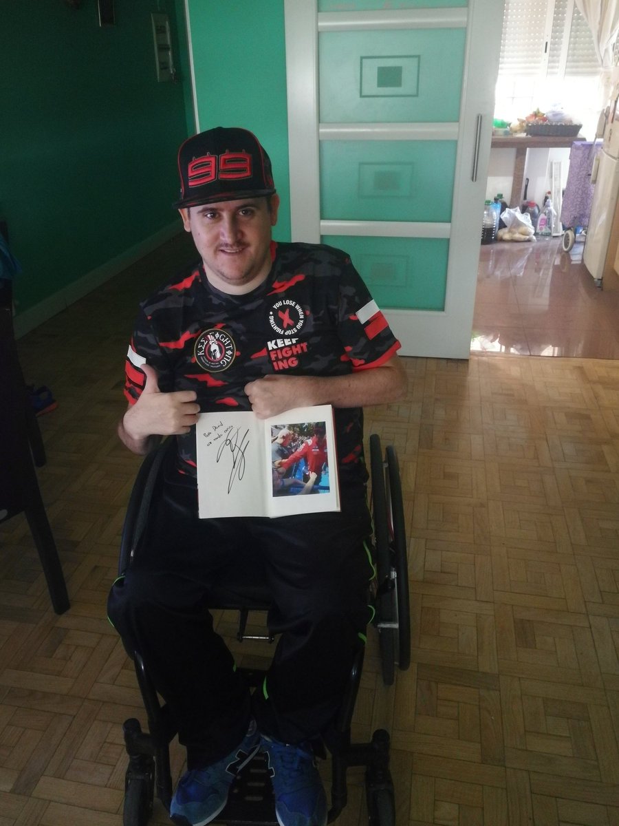 DavidSH47's tweet photo. Los q d verdad sabemos lo delicado,peligroso y doloroso q es tener una lesión en las vértebras t entendemos perfectamente @lorenzo99!
Solamente estar ahí y subirte a esa moto tras esta lesión ya demuestra "El CAMPEÓN" q eres! 
Muchas gracias por el libro,Ídolo!

@ValeraPlaymaker https://t.co/sAgHvc6TJD
