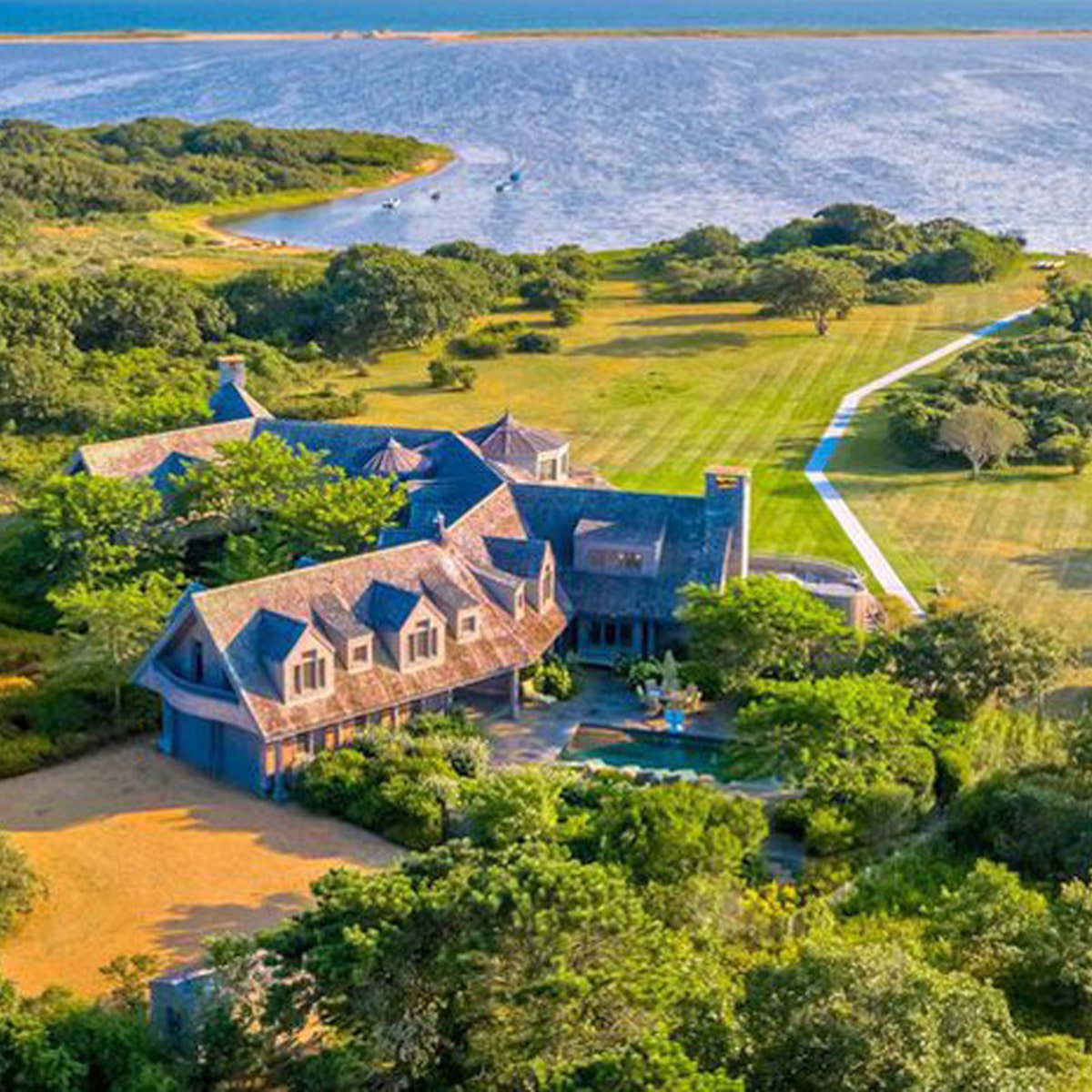 infidelus_rex's tweet photo. @BernieSanders Riddle me this: Then why did @BarackObama and @MichelleObama just buy FIFTEEN MILLION DOLLARS of oceanfront property at Martha's Vineyard if muh #SeaLevelsRising? 🤔
You're a #Commie and a #FRAUD! https://t.co/ny4wOMbIe8
