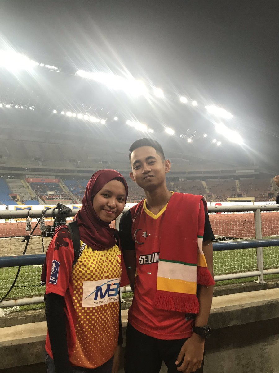 najihaiqrishyaz's tweet photo. Brought best friend to her first football match in the stadium 🏟🎉 Tonight was a great night ❤️💛 #TheRedGiant https://t.co/kurQHXzSzQ