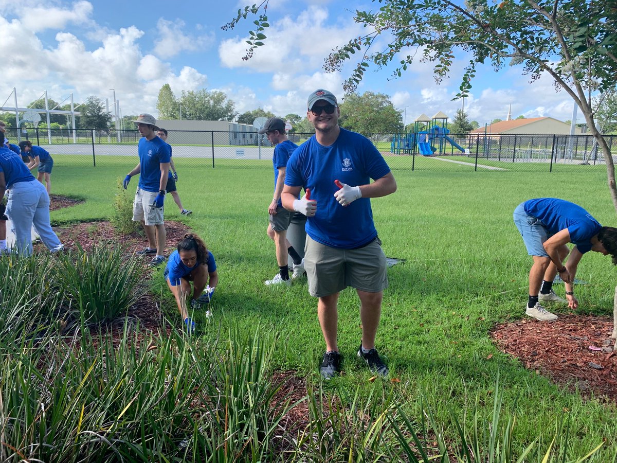 rollinscollege's tweet photo. 💙14th Annual SPARC Day💛
Today, 800+ students, faculty, staff and alumni joined forces for Rollins' annual day of service -- SPARC Day. Together, they provided 3,124 hours of service for 23 community organizations. Watch more on our Instagram Story: https://t.co/no2xlEd8DZ https://t.co/7htr2MZaTK