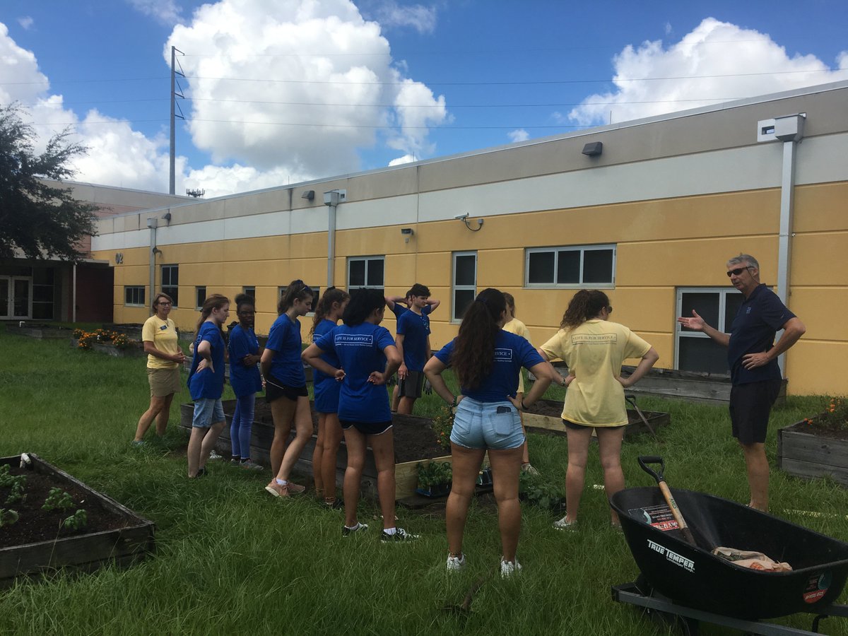 rollinscollege's tweet photo. 💙14th Annual SPARC Day💛
Today, 800+ students, faculty, staff and alumni joined forces for Rollins' annual day of service -- SPARC Day. Together, they provided 3,124 hours of service for 23 community organizations. Watch more on our Instagram Story: https://t.co/no2xlEd8DZ https://t.co/7htr2MZaTK