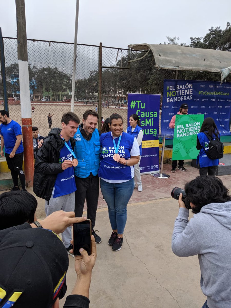FedericoAgusti's tweet photo. Hay equipo! 
El fútbol integra, deja las diferencias fuera de la cancha, y genera amistades.
Desde @ACNURamericas queremos promover la integración a traves del deporte. Entusiasmados con Yuliana e Itzel, medallistas y ejemplos
@yulianaboliv 
@Itzeldelgado
#Refugiados #migrantes https://t.co/cLXLkQsbr6