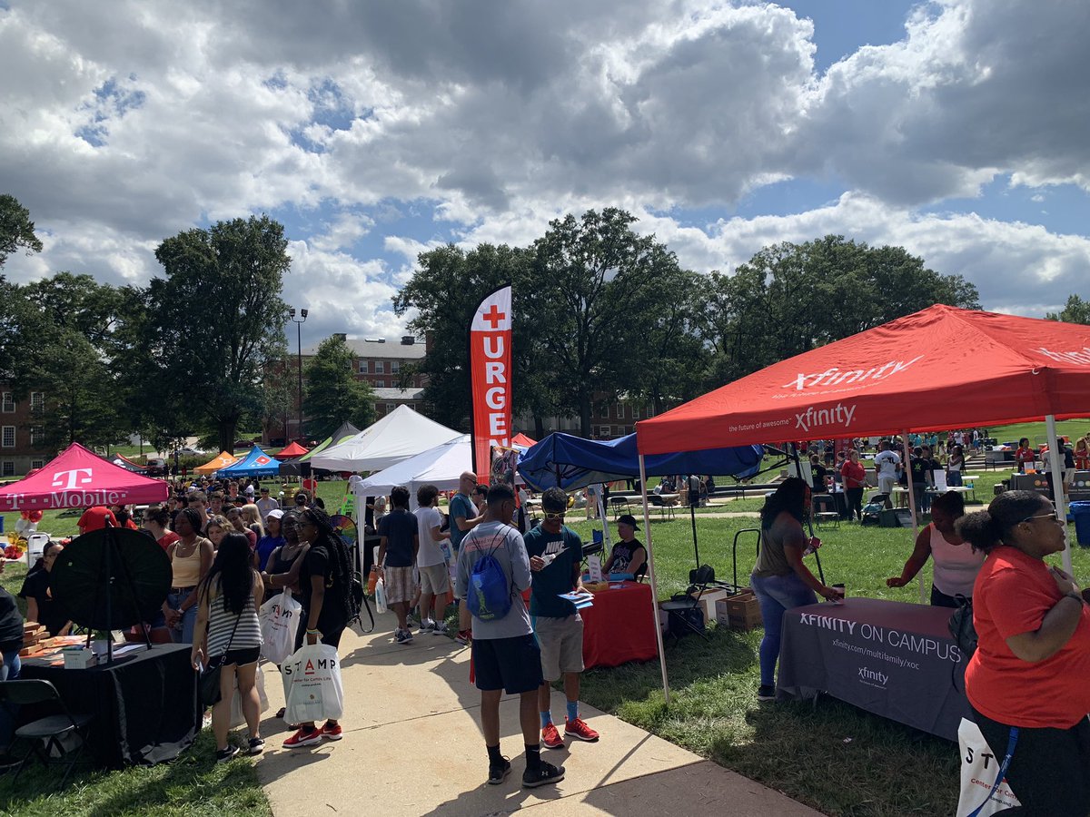 Melanie20735's tweet photo. Thousands of freshman students #Inspired with #Xfinityoncampus  students! What a great day with coworkers!! @ComcastBeltway #Xfinitycommunities is HERE @ ready to go at @UMDReslife ! #UMDfallwelcome #umd23 ! Love sharing info on FREE #Xfinitystream to watch TV #Musicchoice #HBO https://t.co/69g3nKoMVf