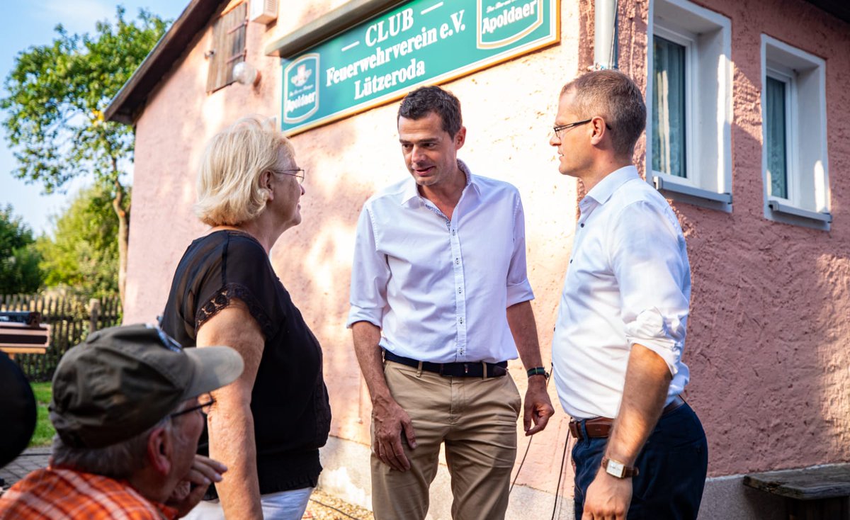 cdu_thueringen's tweet photo. #Familien entlasten und beste #Bildung für alle #Kinder garantieren - das sind zwei unserer Hauptanliegen für #Thüringen. @MikeMohring und die Direktkandidaten Guntram #Wothly & Rosa Maria #Haschke beim jährlichen Familien-Sommerfest der CDU #Jena.
#Wahlkreistour #Aufbruch2019 https://t.co/FpkGCKeLp0