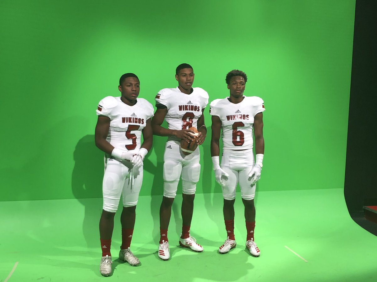 HF_Football's tweet photo. Had some fun today after practice taking some “Green Screen” Shots!! Will be posting some of the best Videos and pics (and maybe a few bloopers) to follow. #OnlyAtHF. #We Bleed R. E. D. 🔴🔴🔴 https://t.co/if1H7P2XYZ