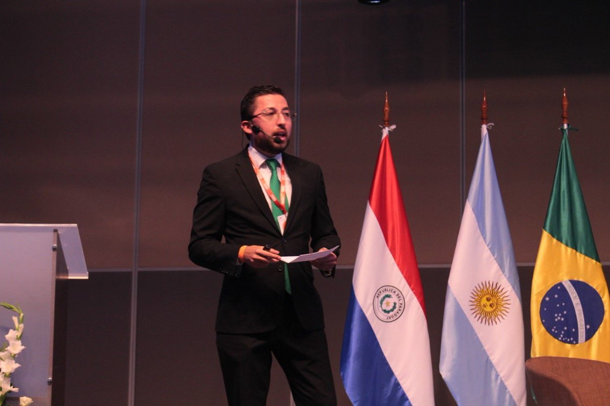 📢 "El networking no es para el que va a buscar clientes, es para el que va a hacer panas (amigos)" 📢 nos cuenta <a href="/nicolasrmunoz/">Nicolás R. Muñoz 🇪🇨</a>, Abogado de Propiedad Intelectual y Asociado en <a href="/surlegal/">Sur Legal Estudio Jurídico</a> en su charla "Vendo, luego existo".