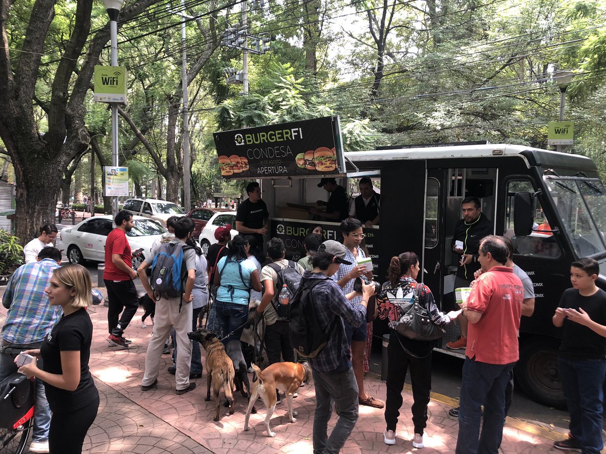 BurgerfiCdmx's tweet photo. Se están acabando!!!!!! Todavía alcanzan! Cáiganle #fitruck #burgerficondesa https://t.co/b8V9bGS2iz