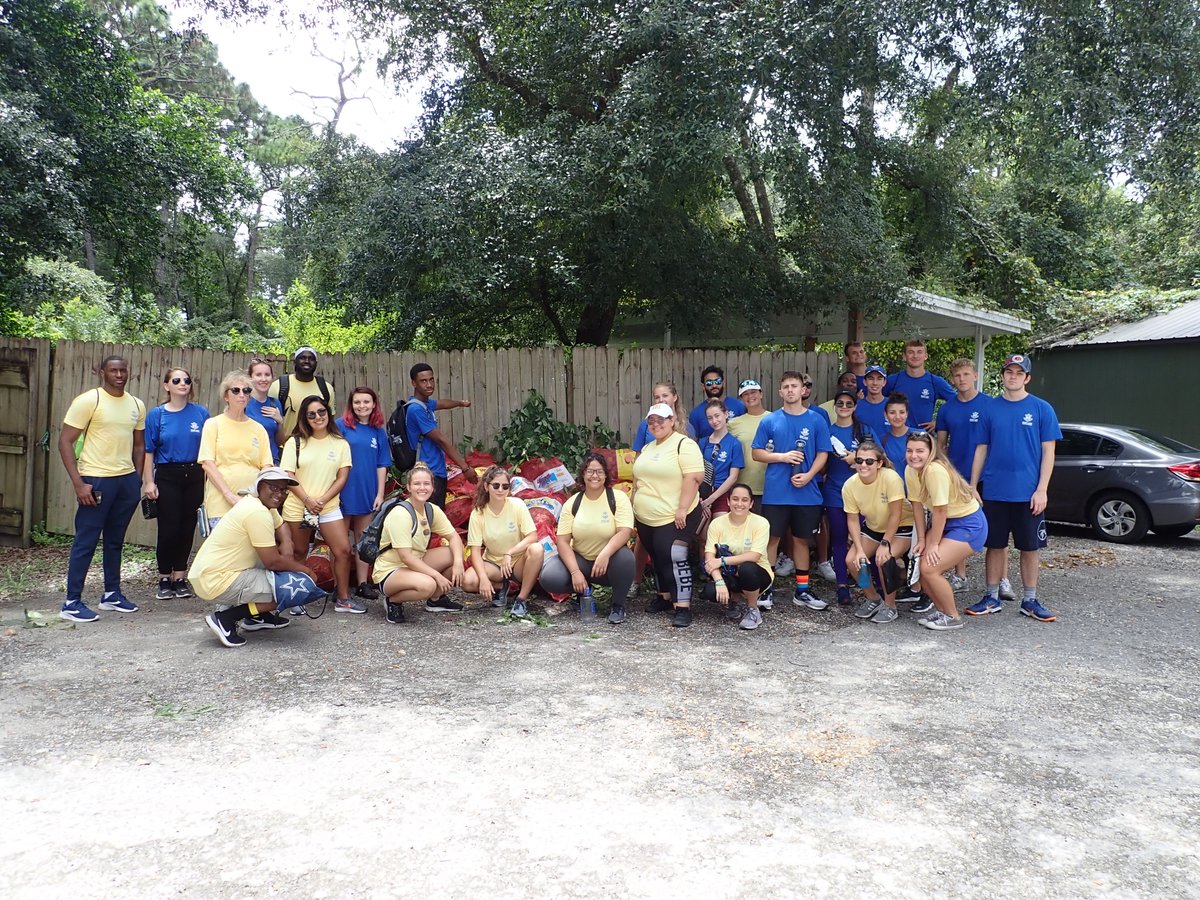 SERVProgram's tweet photo. Thanks to the 30 @rollinscollege volunteers who helped to protect Lake Lotus Park today! Together, we removed ~40 bags of invasive plants and installed 87 beneficial pollinator plants to improve wildlife habitat @Rollins_CLCE #RollinsSPARC19, #RollinsCLCE, #FIATLUX #SERVSaturdays https://t.co/Wnu5uzLYqP