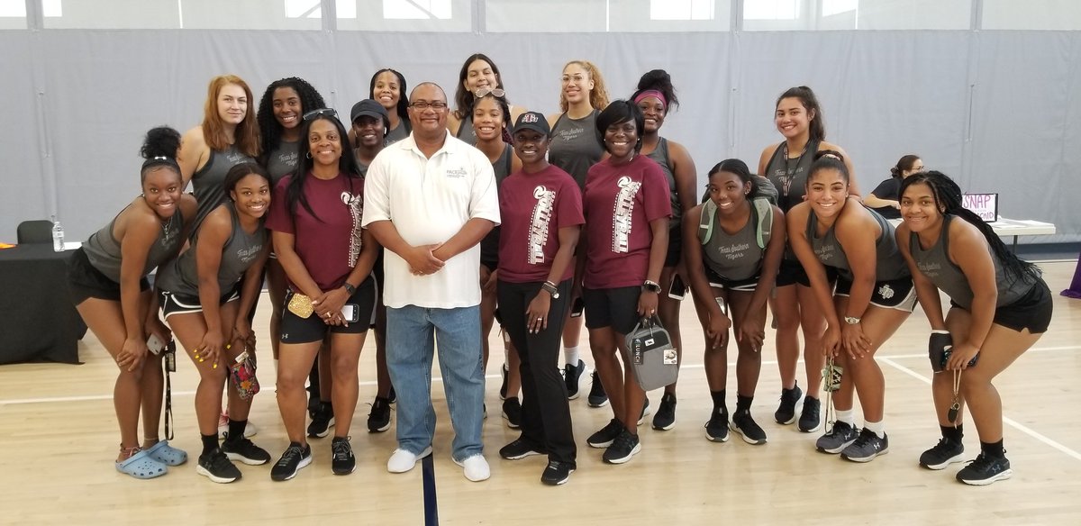 StevenLHolloway's tweet photo. PACE CEO Steven Holloway with TSU Volleyball team at Back to School Bash-Booker T. Washington. https://t.co/Uocnoy3I3g https://t.co/LC9jEdM79c