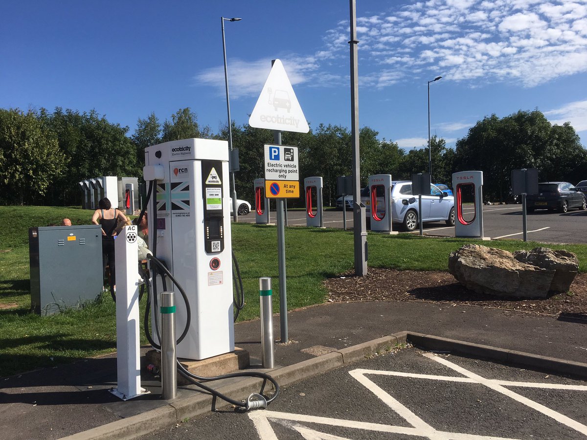 McQueenIan's tweet photo. So if I’m looking at this right there are four different charging connectors at the service station. When will car manufacturers sort this out! No wonder the Mitsubishi driver is confused! https://t.co/IrTyZf5YMI