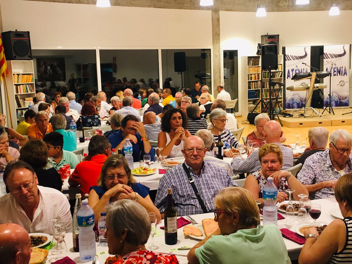 AjuntamentPLF's tweet photo. Més de cent persones comparteixen sopar a #StGenísPLF en el tradicional sopar de Festa Major. En acabat hi haurà ball al local social (antigues escoles).
#ViuPLF #FMStGenís19 #EstiuPLF https://t.co/X0uuADOewm