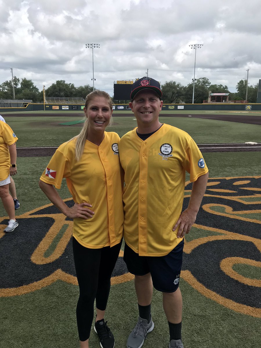 thebobbymoshow's tweet image. Got to represent @wichitabaseball and play with a fellow @Fresno_State grad and @profastpitch star @brennamoss_ in the Circle of Stars Celebrity softball game today. Not the outcome we hoped for but it was a lot of fun. #BulldogBorn #BulldogBred #RepYour2020