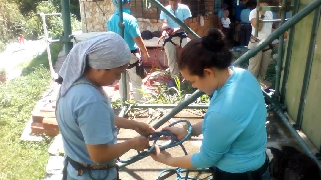 rescatehumboldt's tweet photo. #24Ago: Alumnos #ORH2019 recibiendo módulo de #ManiobrasConCuerdas, en el marco del ciclo de #CapacitacionBasica #Nudos #Anclajes #Rescate #SAR #Aspirantes #FamiliaHumboldt #Caracas #CCS #Venezuela .@rescatehumboldt https://t.co/CpQw1qUO2N