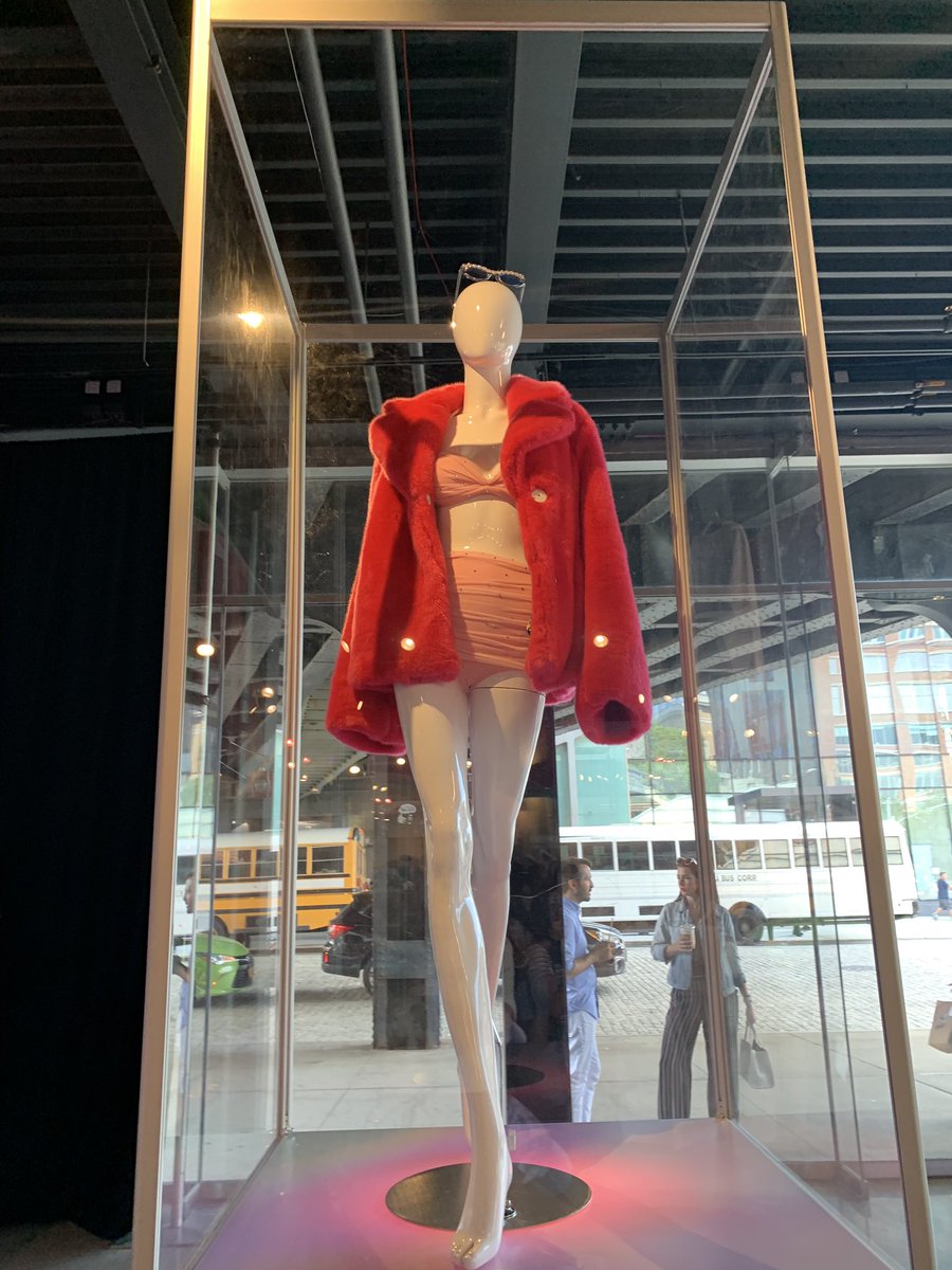 TaydarP's tweet photo. Hmmmm where have we seen these before...they look familiar...#TheLoverExperience #StellaxTaylorSwift https://t.co/EhGhbndNSI