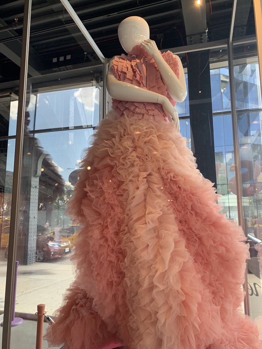 TaydarP's tweet photo. Hmmmm where have we seen these before...they look familiar...#TheLoverExperience #StellaxTaylorSwift https://t.co/EhGhbndNSI
