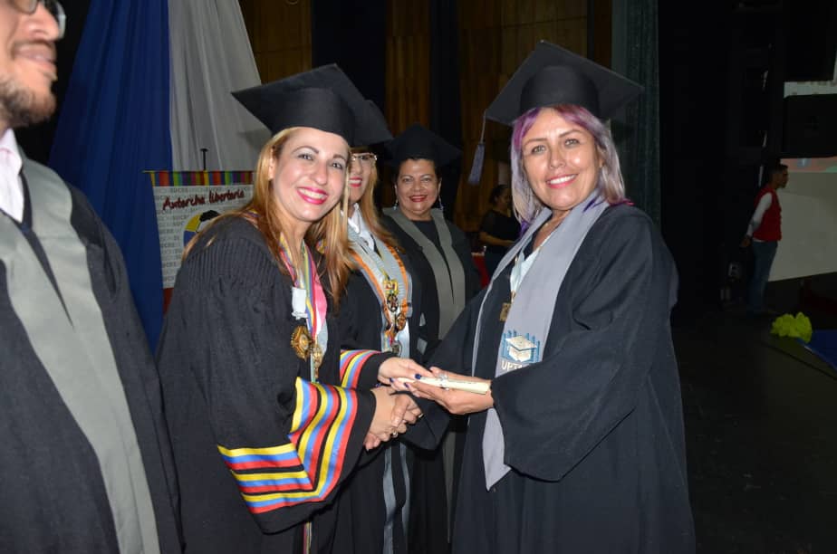 uptlara's tweet photo. Rectora @michellyvivas entregó títulos a 114 nuevos profesionales en Información y Documentación y Turismo de las diferentes aldeas del estado Falcón @FalconSucre XXII Promoción en Honor al Maestro Héctor Alvarado https://t.co/SntIzC7Tgm