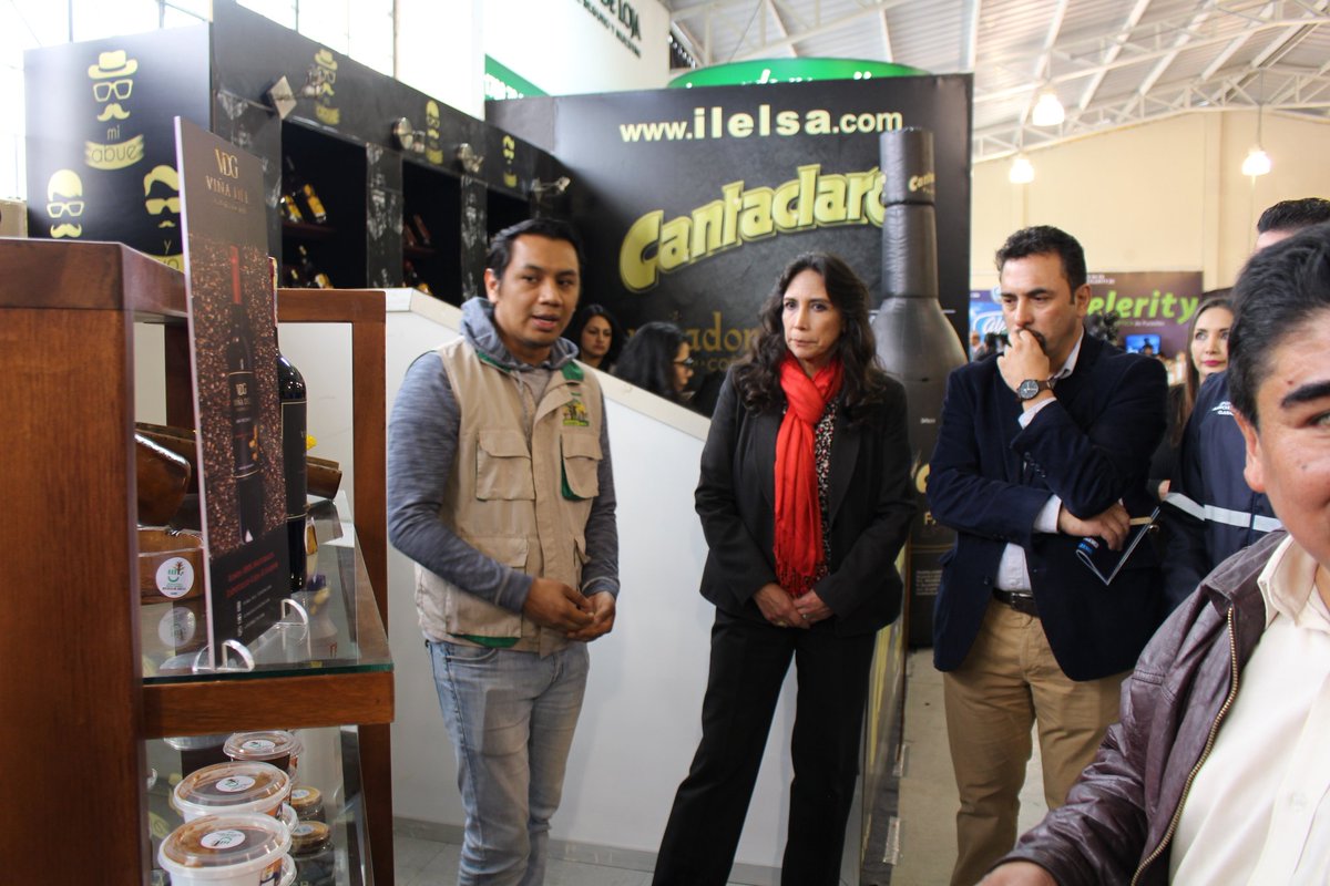 GoberLoja's tweet photo. El emprendimiento se toma @LaFeriaDeLoja, cientos de productos se comercializarán a diario en el Complejo Ferial, @lorecostaj gobernadora de Loja visitó cada uno de los stand y felicitó a sus propietarios, invitándolos a seguir trabajando duro en cada proyecto. https://t.co/Sf1e2uUPad