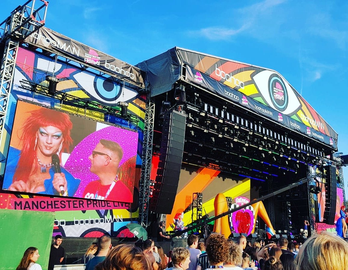 MayfieldMCR's tweet photo. Did you meet the new Queens on the block, introduced via 'satellite linkup' by #RuPaul ! @dragraceukbbc 👑👠💅 #ManchesterPrideLive #MPFestival2019 #Pride2019 🏳️‍🌈 https://t.co/6teZ8SxBqG