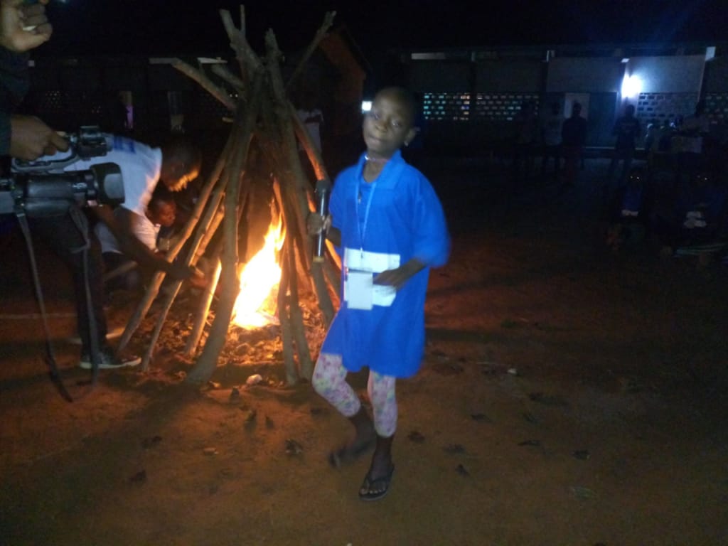 Obinrinblog's tweet photo. Tous rassemblés au tour du feu de #CampObinrin2019   et regardant la lumière vacillante, une chaleur confortable nous parvient! Les jeunes filles captent l'attention par la présentation de sketch #CampObinrin2019 #GirlsGetEqual @PlanIntlBenin @PlanWestAfrica @229People @ab_benin https://t.co/p4fRM7DVA4