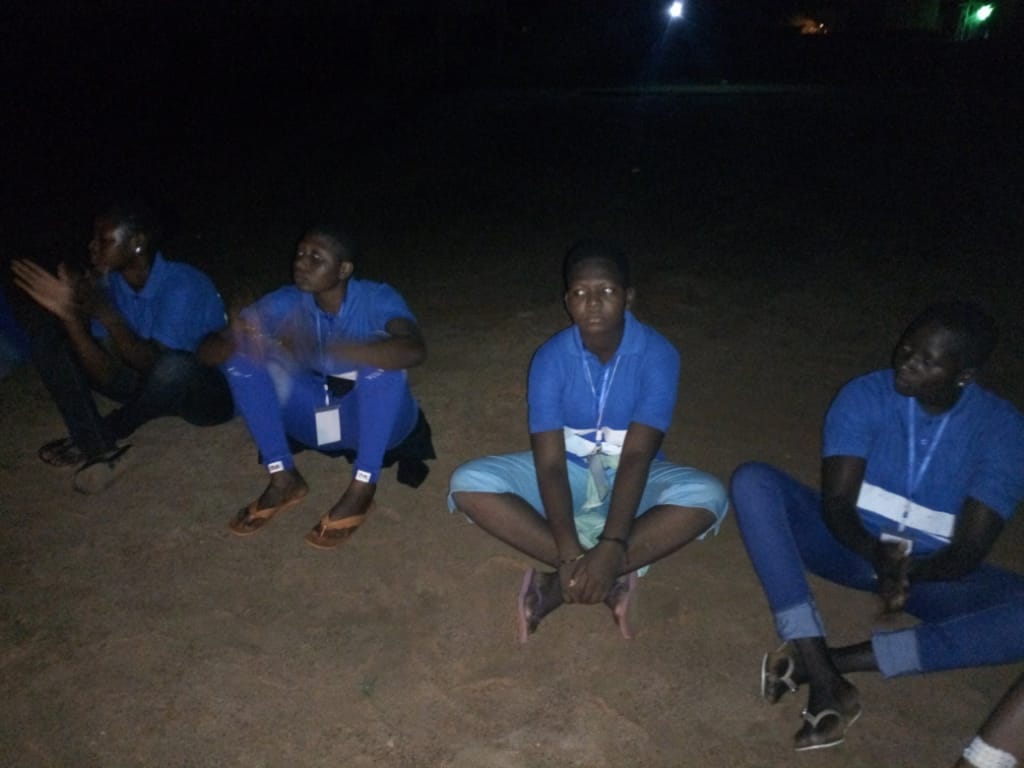 Obinrinblog's tweet photo. Tous rassemblés au tour du feu de #CampObinrin2019   et regardant la lumière vacillante, une chaleur confortable nous parvient! Les jeunes filles captent l'attention par la présentation de sketch #CampObinrin2019 #GirlsGetEqual @PlanIntlBenin @PlanWestAfrica @229People @ab_benin https://t.co/p4fRM7DVA4