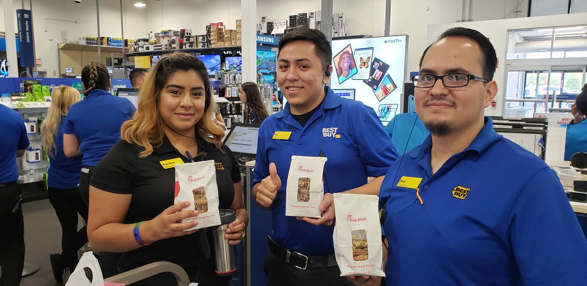 klrasmus67's tweet photo. Chic fil a  cookies to help the Best Buy  team keep going.
@martyachi @SprintSouth https://t.co/iiXjbqxllX