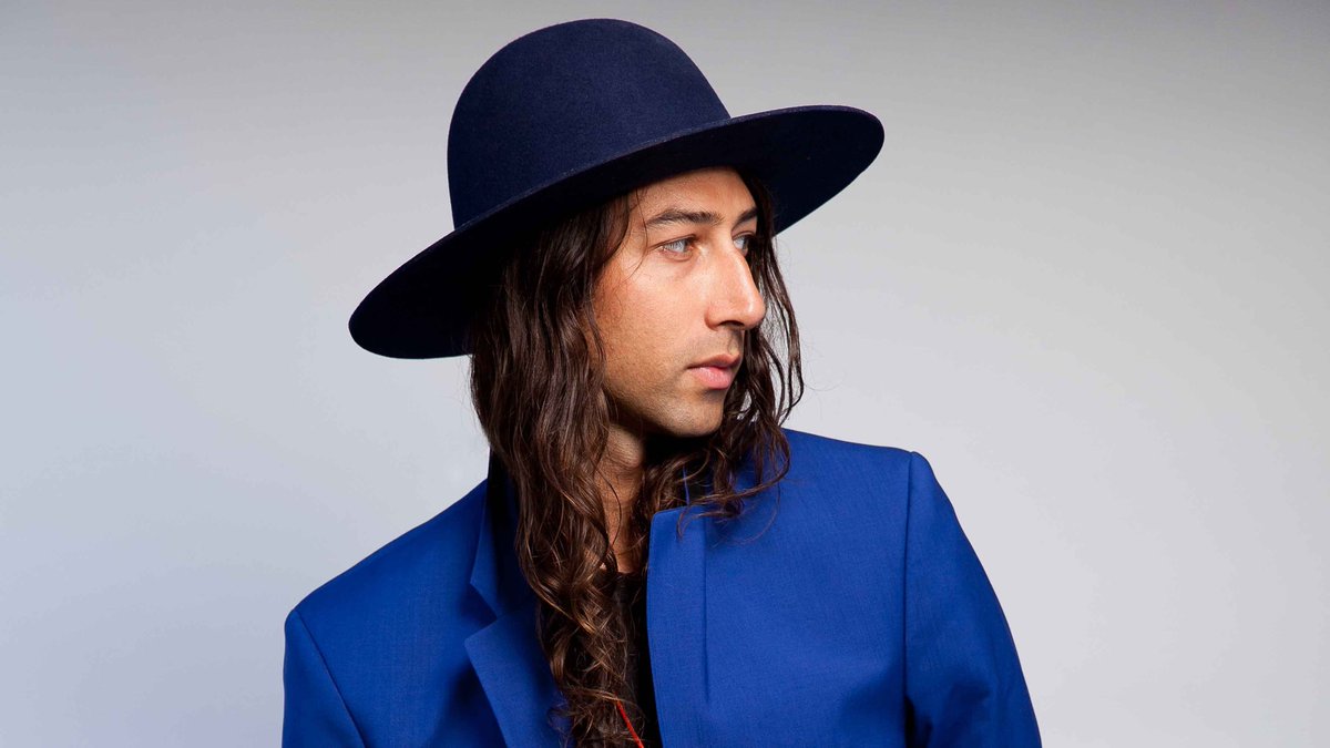 pickupheadphone's tweet photo. Kindness mostra o seu hino gospel e vibrante sobre as diferenças em "Raise Up" do álbum 'Something Like a War' https://t.co/qhLPUMzHNN https://t.co/OdtDe6Lutf