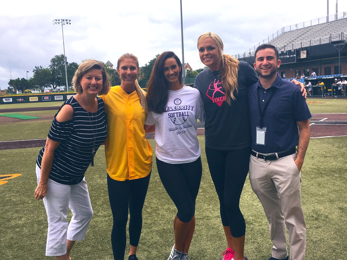 JillianC_arroll's tweet photo. Such a blast at the @ACircleOfStars celebrity softball game today! Huge shoutout to @JennieFinch @brennamoss_  and so many more! #DoItForTheKids #FemaleSports #WomenEmpowerWomen #JohnnyRodgers #HeismanTrophyWinner https://t.co/fHw1RLLCJ8