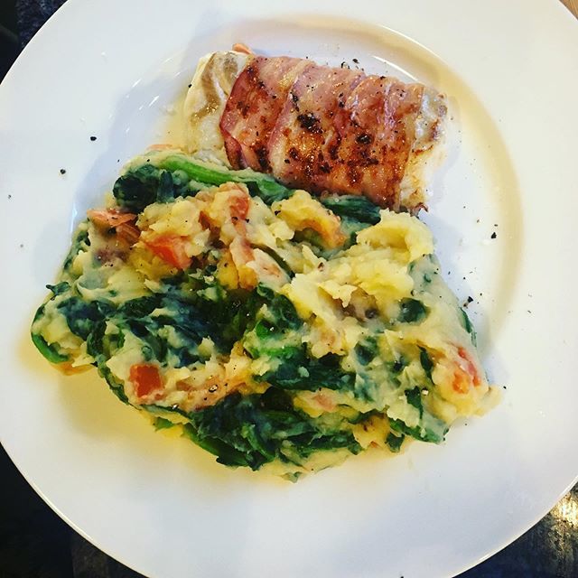 On the menu tonight: Spinach tomato mash with bacon-wrapped haddock. 😋😋😋 #lovetocook #lovetocookhealthy #healthy #healthyrecipes #healthyfood #losingweight #weightloss #healthyweightloss #intermittentfasting #homecooking #homecook #foodie #thuiskok #… ift.tt/2U2DPLq