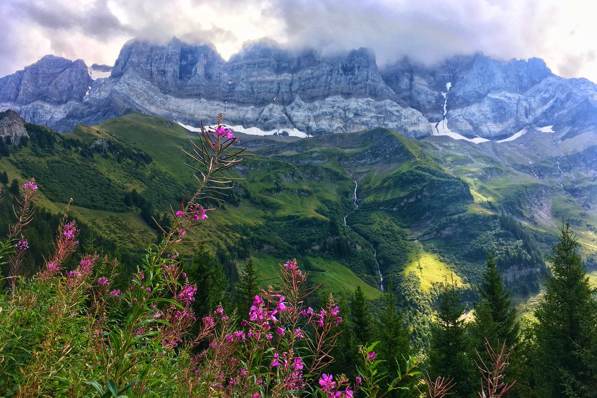 temperfinicky's tweet photo. Finally back to some hiking. This time just a weekend-trip to Valais, but it was well worth it. Wonderful company and amazing views. 😊 https://t.co/iq4xUhHA7g
