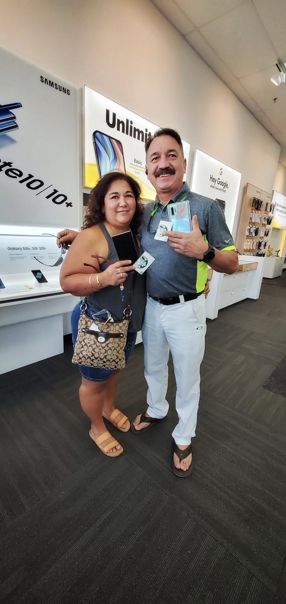 SamsungAustin1's tweet photo. Hanging out @sprint in Pflugerville. Educating and Training on the most POWERFUL phone on the market, the NOTE 10+
Three previous #Apple customers now out here rocking Samsung <3 
@SamsungMobileUS @Krivs14 https://t.co/kkNfThKgx1