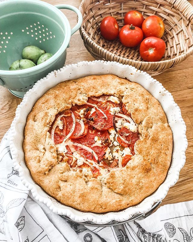 Summer Goat Cheese Tomato and Herb Galette 🍅🌿 Tomatoes courtesy of @jesscgo
.
.
.
.
.
.
.
.
.
.
#vegetarian #eatyourveggies #plantbased #zerowaste #lowimpactmovement #lowimpact #minimalist #minimalism #intentionalliving #simpleliving #gardentomatoes … ift.tt/2PfL7MQ