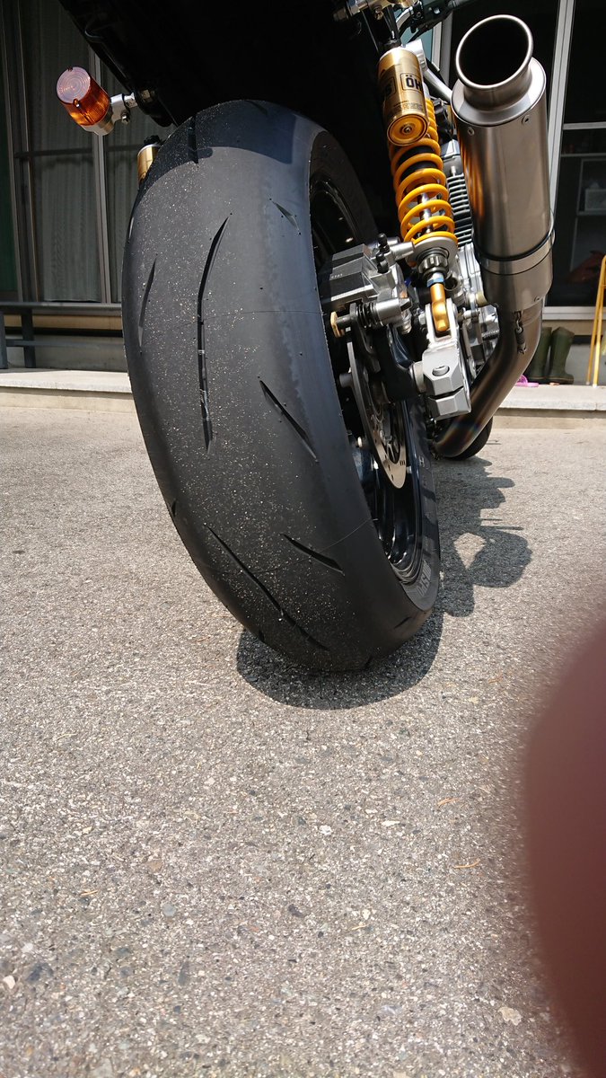ZR_ELEVEN's tweet photo. やっと出来た🎵
NewヘルメットとB＋COMも♥️
９月のRayクランツーリングまでにタイヤの皮むき終わらせないと😀
あとはスイングアームが出来上がったらまた入院😙
先っぽから汁出まくりやん♥️ https://t.co/LLHTUgzQ1M