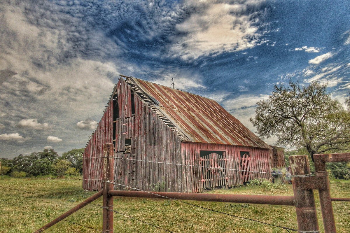 Sargkc's tweet photo. Went to Alvoid Tx via LBJ Grasslands found this old barn owner came while photographing it said it was built abt 1890's
#myphotos edit #snapseed #backroadsoftexas https://t.co/s2Riu1xHmC