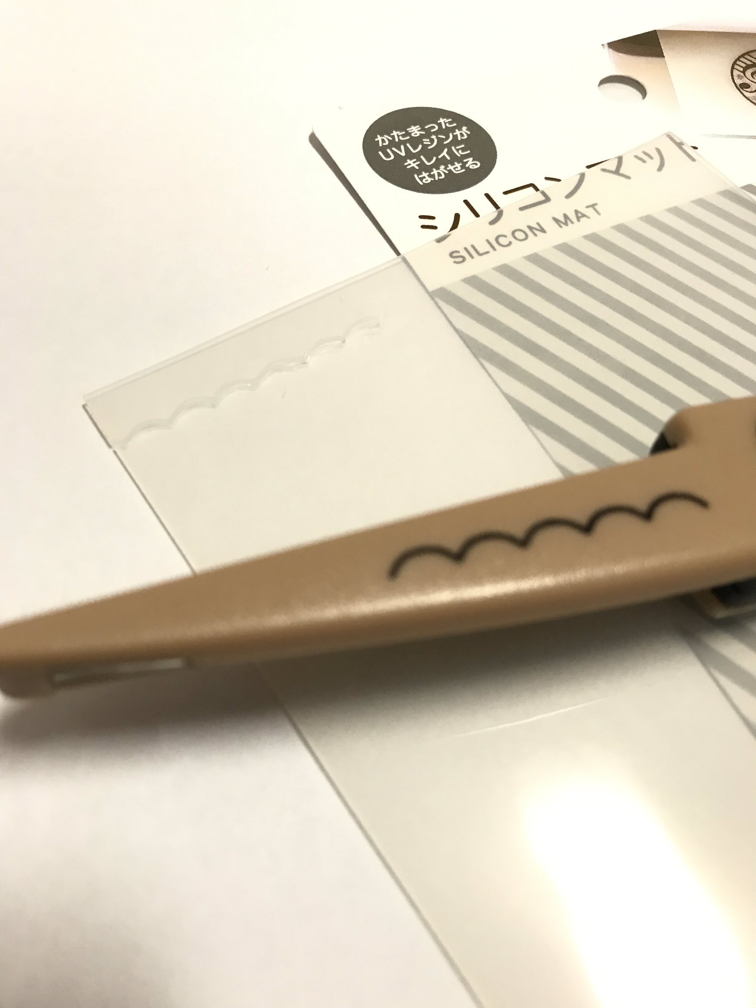 ちーず Twitter இல உள ள ர 金魚鉢レジンの作り方 波型やスカラップ型のハサミで100均のシリコンマットを切る ダイソーのサークルカッターで好きな大きさの円を切る カッターで下の部分などを切ってシリコンマットを敷き レジンを流し好きな金魚を入れれば